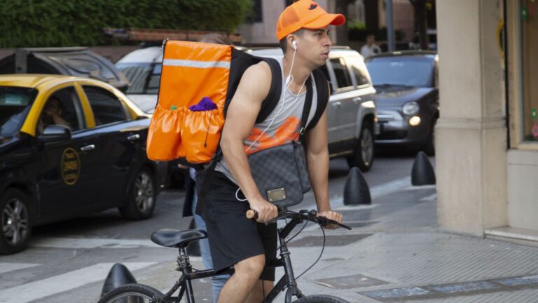 De la fábrica al delivery: el desempleo bajó por el aumento del trabajo informal y el monotributo