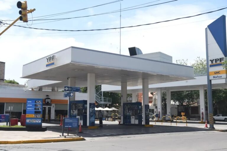 Paradoja en el surtidor: por qué crecen los combustibles caros mientras el mercado cae?