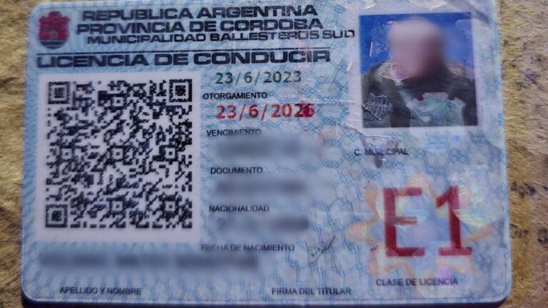 Viajaban por una ruta de Córdoba con un carnet adulterado con lapicera