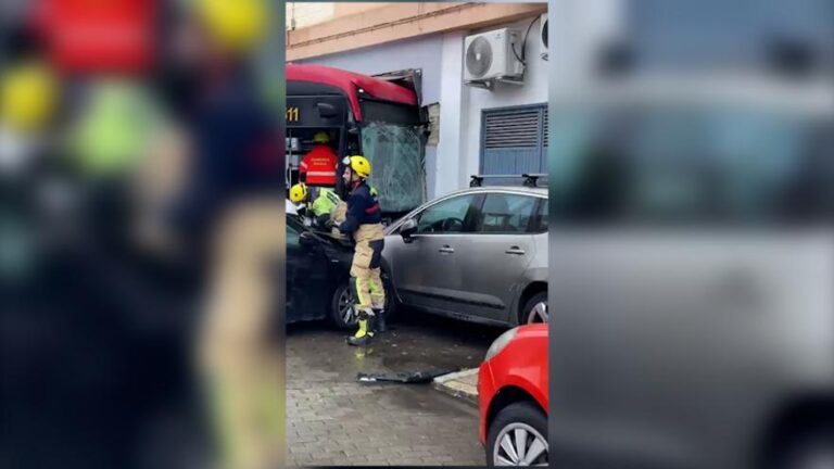 Veinte personas heridas en Sevilla en un accidente con un autobús urbano implicado