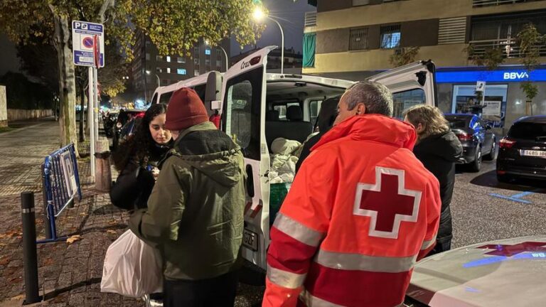 El Colegio de Enfermería y Cruz Roja Córdoba reparten cerca de un centenar de kits de autocuidado para personas sin hogar