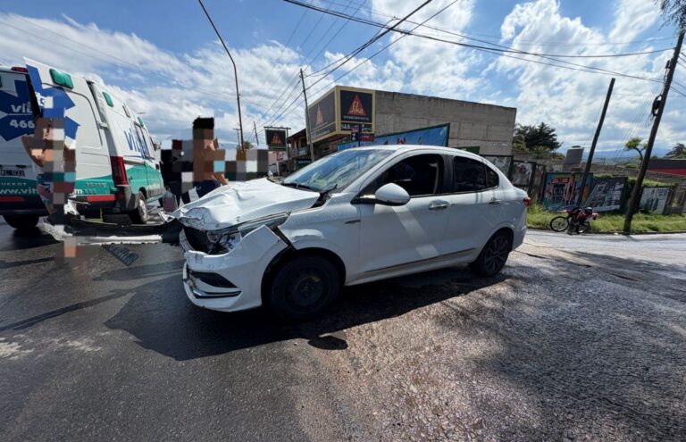 Dos personas hospitalizadas tras un choque entre un auto y una moto en Carlos Paz