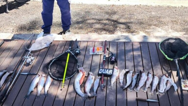 Secuestran cañas y 21 truchas a pescadores en el Dique La Viña