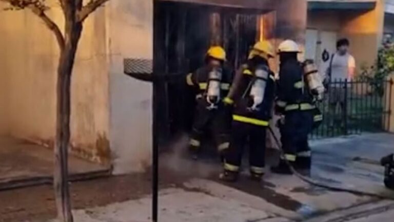 Cinco jóvenes rescataron a un hombre atrapado en un voraz incendio