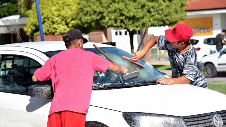 Legislatura: el Gobierno de Córdoba busca prohibir Naranjitas ilegales y limpiavidrios