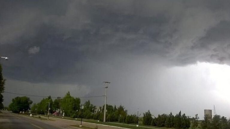 Se viene viento, lluvia y granizo: rige alerta amarilla en las sierras