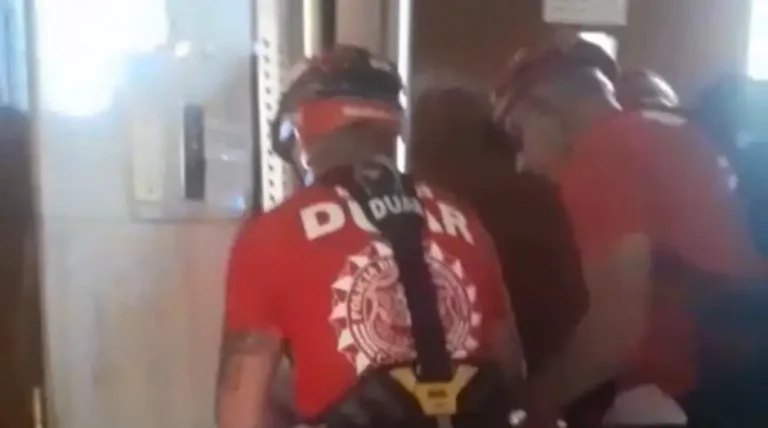 Dos mujeres fueron rescatadas tras la caída de un ascensor desde un noveno piso en Nueva Córdoba