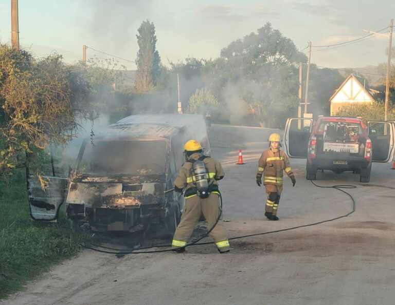Se incendió una Renault Trafic abandonada en Estancia Vieja