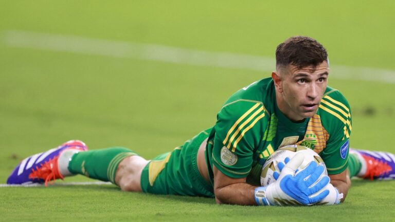 Se conoció el ranking de los mejores arqueros de 2025: qué lugar ocupa el Dibu Martínez