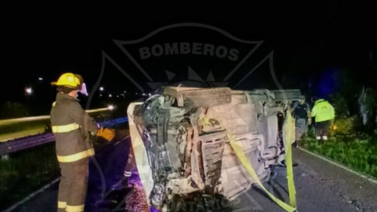 Una conductora chocó contra una formación rocosa en la colectora de la ruta 20