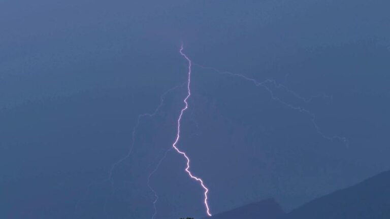 Pánico en un avión de Ibiza a Málaga por el impacto de un rayo: «Hemos oído un estallido y el ala estaba chamuscada»