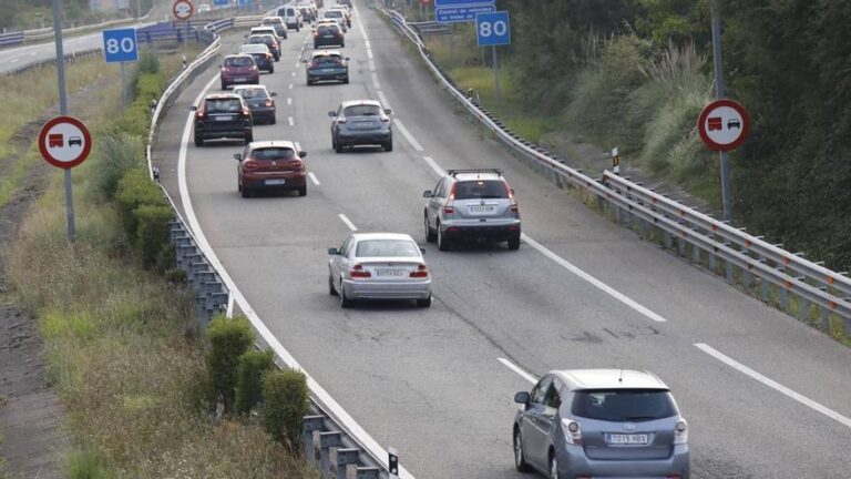 Un kamikaze causa un brutal accidente múltiple en la Autovía en Llanes (Asturias): choca contra un autobús lleno de niños y muere