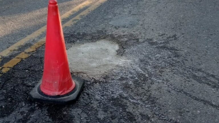 Continúan los trabajos de bacheo en calles de Valle Hermoso