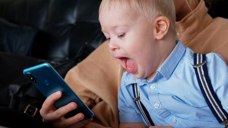 La exposición excesiva a pantallas en la infancia se asocia a cambios cerebrales y ansiedad en la adolescencia