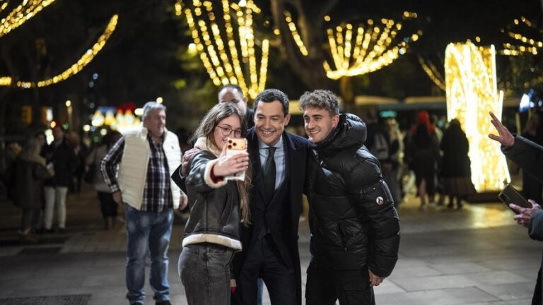 Juanma Moreno apela a los jóvenes ante la escalada de Vox: «Frente al miedo y el insulto, lo revolucionario es la tolerancia»