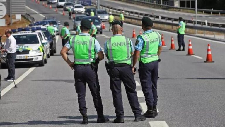 Puedo usar la baliza V16 en Portugal o tengo que conservar los triángulos de emergencia?