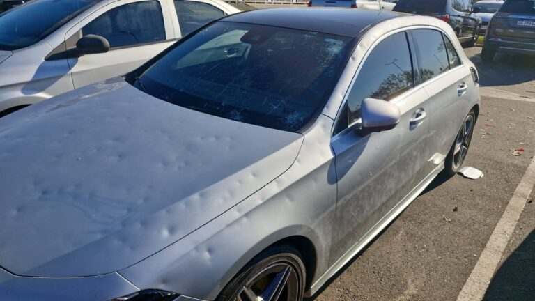 La granizada dañó varios vehículos en el aeropuerto