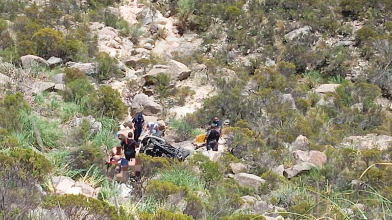 Trágico accidente en las Altas Cumbres: una mujer murió tras desbarrancar un auto