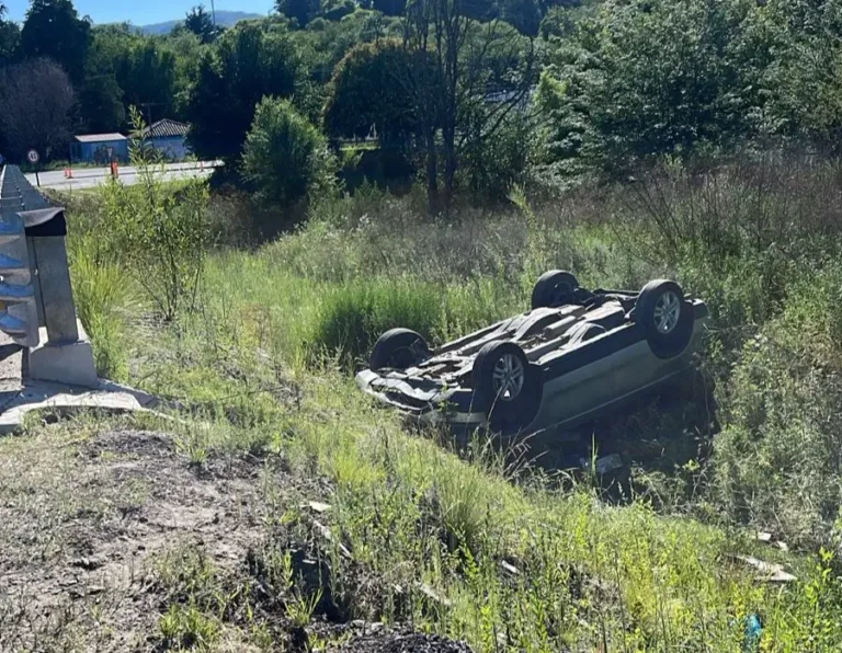Autovía Punilla: Perdió el control y volcó el auto en el que iban cinco ocupantes