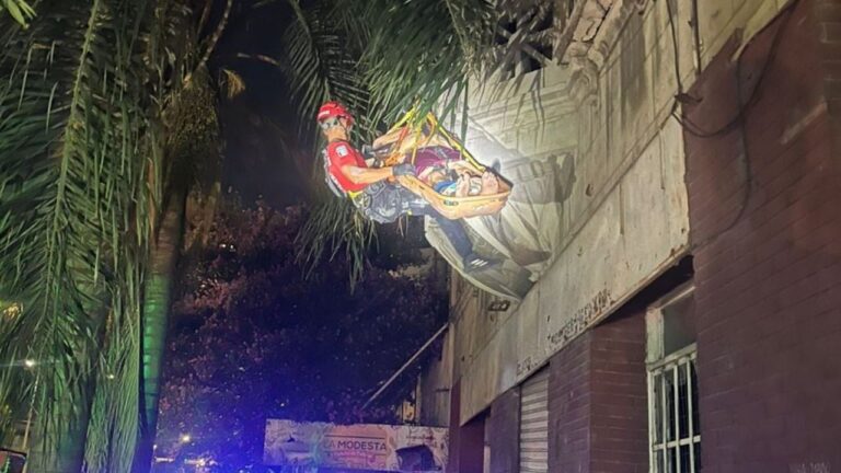 Maniobra del DUAR para bajar a un hombre descompensado en Córdoba