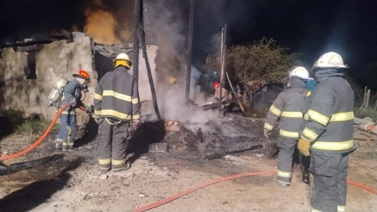 Fuego en la noche: Un voraz incendio arrasó una vivienda en Cosquín
