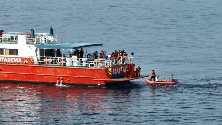 Qué causó el trágico naufragio en Indonesia? Un experto descarta un fallo en el motor y apunta a posibles negligencias de la tripulación