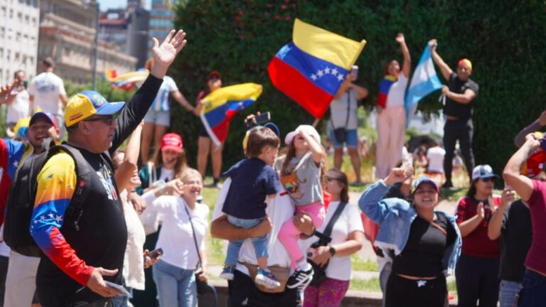 Miles de venezolanos festejan en el Obelisco la captura de Nicolás Maduro