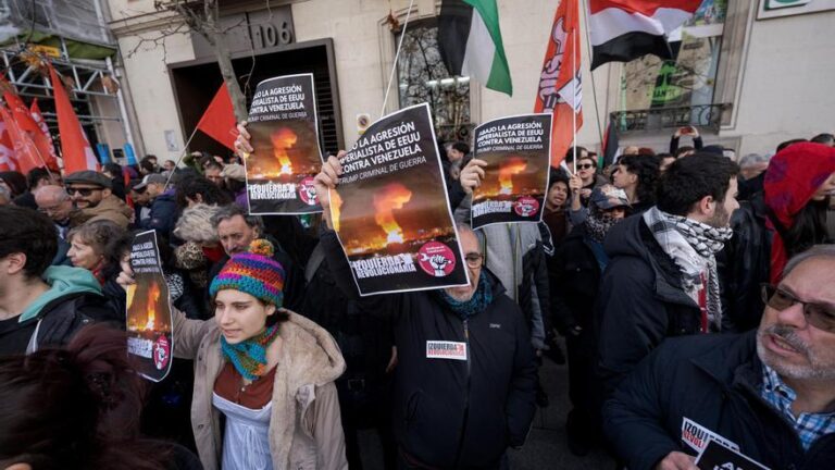 Manifestantes protestan contra la detención de Maduro ante la Embajada de EEUU en Madrid