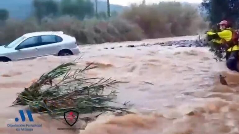 Borrasca Francis: rescate de un coche en Málaga por la crecida del Río Velerín