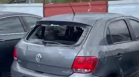 Video: La piedra destrozó los cristales de los autos estacionados en el aeropuerto de Córdoba