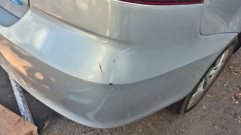 Naranjita discutió con una conductora y dañó su auto con un fierro