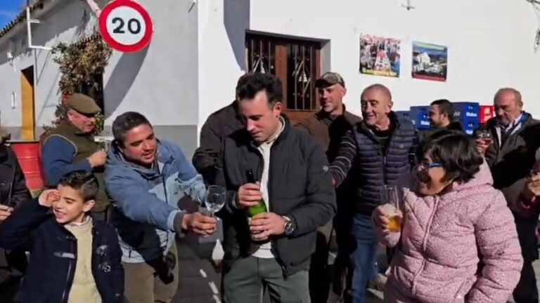 La aldea de Azuel celebra su suerte en el sorteo del Niño