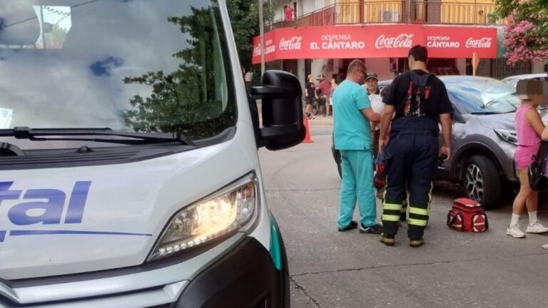 Un vehículo atropelló a una mujer que cruzaba la calle con su hijo