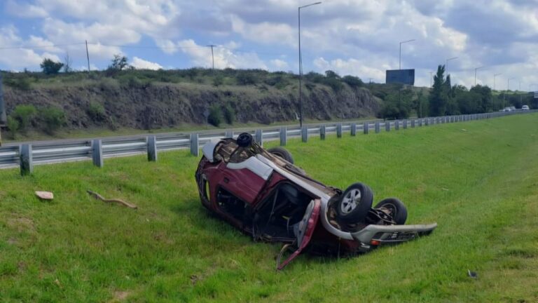 Vuelco en la Autopista CórdobaCarlos Paz dejó un conductor hospitalizado