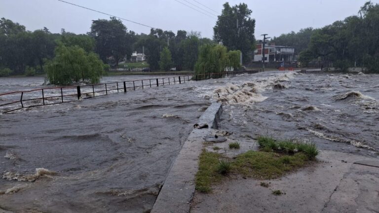 El agua pasó por encima del puente de Playas de Oro