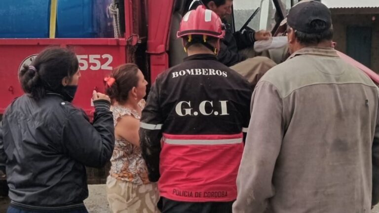 Bomberos ayudaron a médicos a asistir a un enfermo aislado por las lluvias