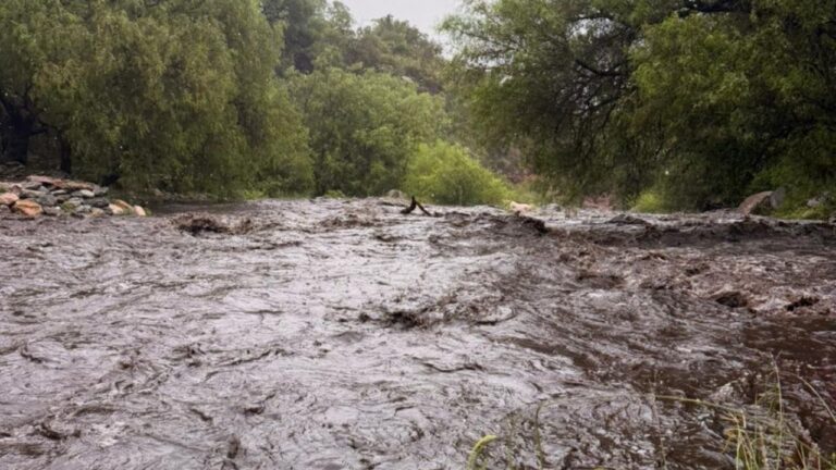 Así se vivió la creciente del río Calabalumba al pie del Cerro Uritorco