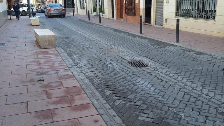 El alcalde de Puente Genil anuncia una actuación inminente en la calle Cruz del Estudiante por hundimientos en la calzada