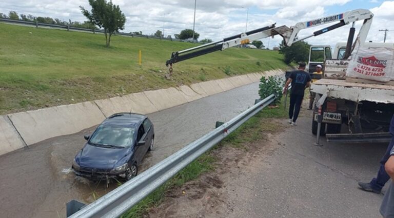 En medio de la tormenta, perdió el control del auto y terminó en el canal de Circunvalación
