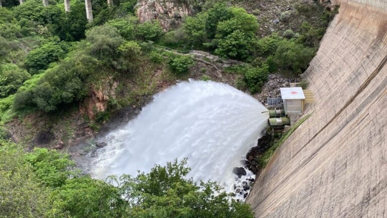 Abrieron una de las válvulas del dique y apareció la cola de novia