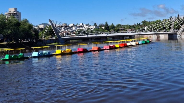 Creció el río y los hidropedales volvieron al Puente del Centenario