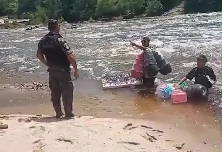 Tensión en Playas de Oro: un vendedor ambulante se tiró al río y fue detenido