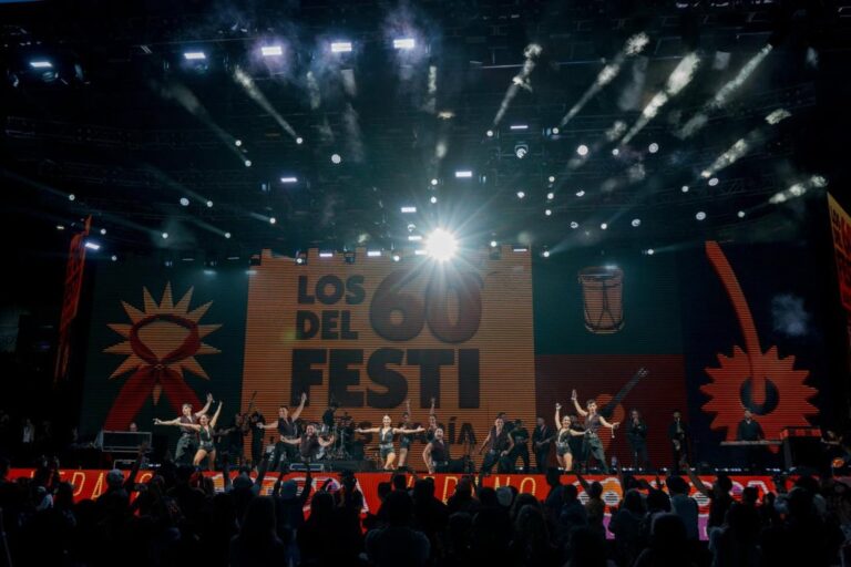 Comenzó el 60.º Festival de Doma y Folclore en Jesús María con video histórico, acrobacias aéreas y drones