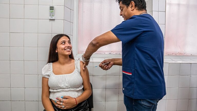 Embarazadas podrán vacunarse contra el VSR desde este lunes