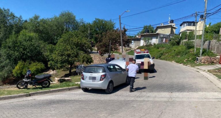 Un motociclista resultó herido tras chocar de frente contra un auto en barrio La Quinta