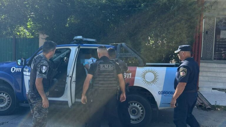 Carlos Paz: un joven alterado reaccionó a golpes contra policías