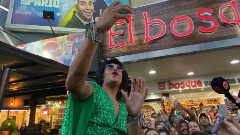 La peatonal se llenó por completo para ver al influencer Pablito Castillo