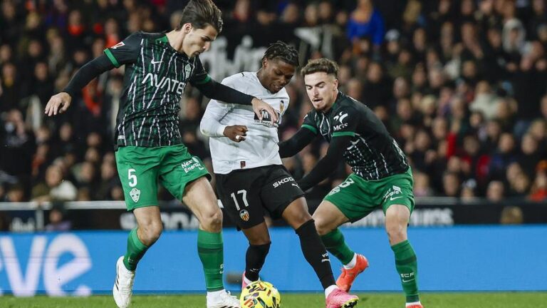 Pepelu salva un punto para el Valencia de penalti en el minuto 87