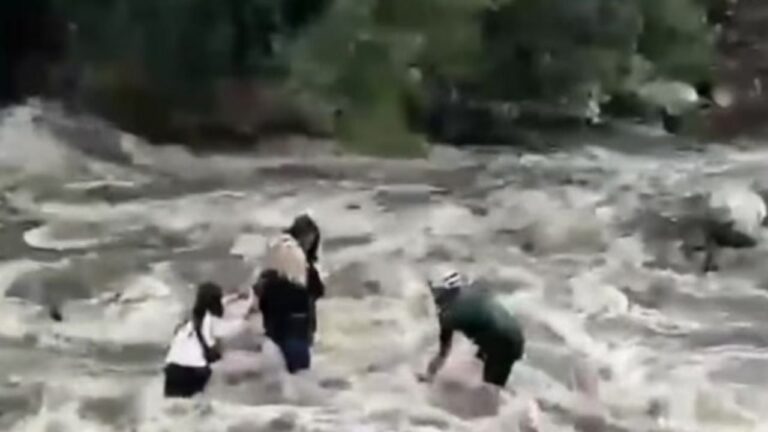 Un ministro de San Luis rescató a turistas atrapadas en un arroyo