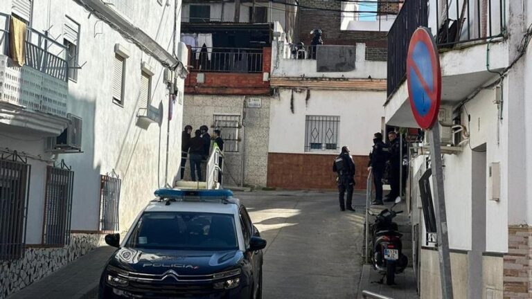 Atrincherado un hombre en Sevilla: amplio despliegue de la Policía Nacional